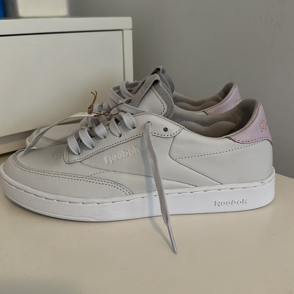 Reebok club c clean tennis shoes, never worn, size 7. - Picture 2 of 4